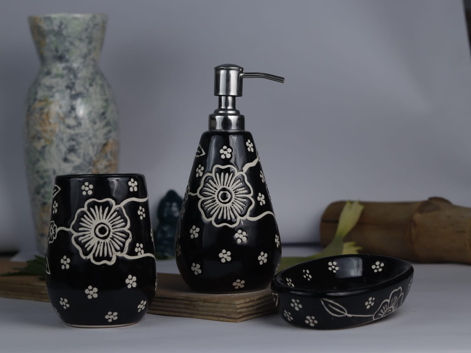 Monochrome Bloom Bath Accessory Set - Image 5